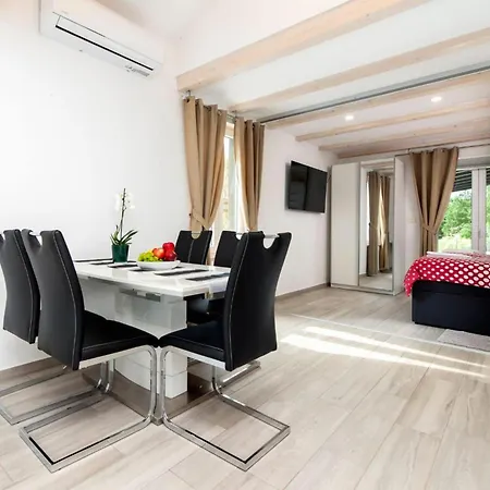 Renata Mare Holliday House *